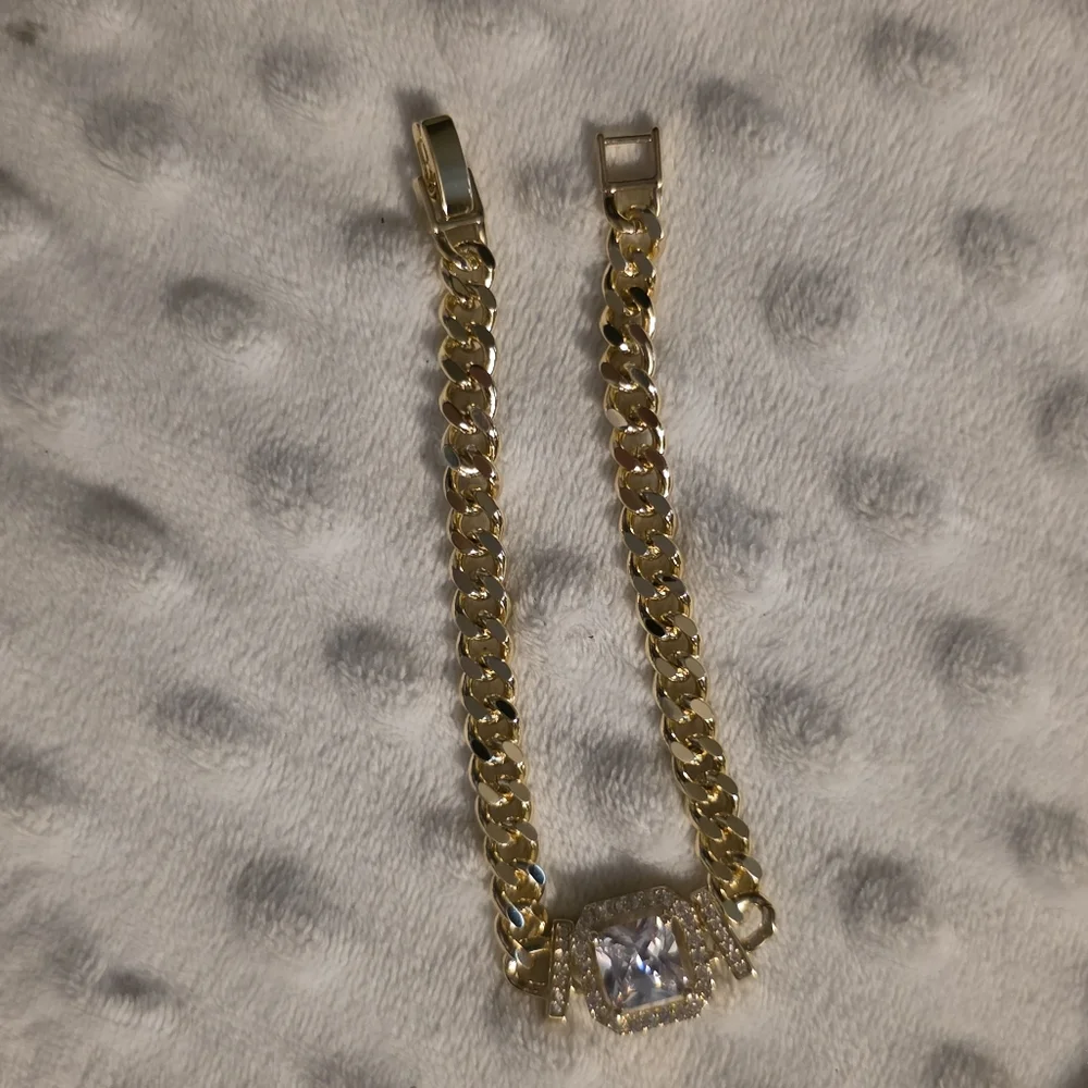 Gold Chain Bracelet with Crystal Centerpiece - Picture 3 of 9